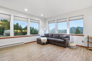 Cozy 3BR Alaska Retreat with Private Sauna home - 4