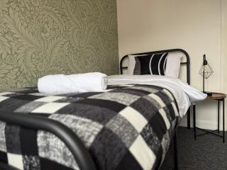 Spacious 3bed, Sleeps5, Parking - 6