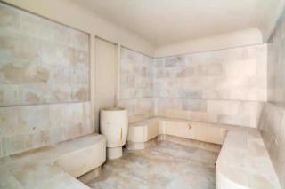 Bright luxurious flat with stunning view workspace - 4