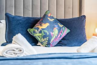 Modern 2BR Near City Centre - Free Parking - 3