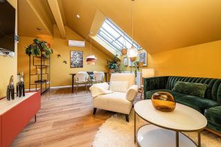 Lovely Artistic 2-bedroom by the river - 0