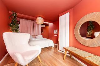 Lovely Artistic 2-bedroom by the river - 1