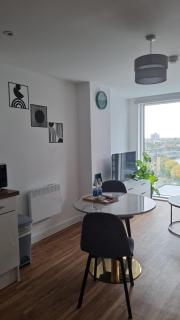 Penthouse height Flat, City View Balcony, Quiet, Free Wifi, Gym & More Minimalistic Home - 5