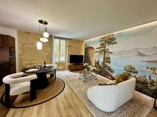 LE MAJORAL Quiet accommodation 5 mins walking from historic town, garden, covered terrace, parking, air cond, private parking, fiber - 5