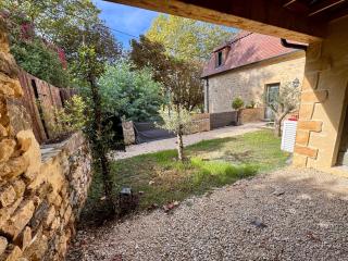 LE MAJORAL Quiet accommodation 5 mins walking from historic town, garden, covered terrace, parking, air cond, private parking, fiber - 2