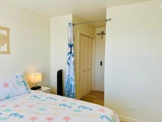 Island Glow Kailua Village #508 free assigned parking, AC, downtown, walk to restaurants, bars and the pier - 3