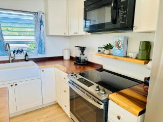 Island Glow Kailua Village #508 free assigned parking, AC, downtown, walk to restaurants, bars and the pier - 2