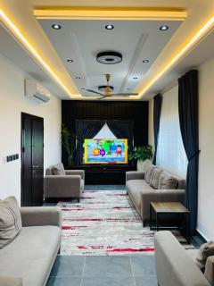 Exclusive 4 Bedroom Luxury Home - Tema - 8