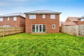 Spacious Luton Home Sleeps 8 Free Secure Parking - 7