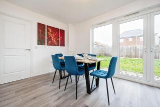 Spacious Luton Home Sleeps 8 Free Secure Parking - 6