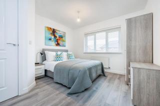 Spacious Luton Home Sleeps 8 Free Secure Parking - 4