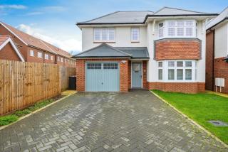 Spacious Luton Home Sleeps 8 Free Secure Parking - 3