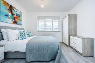 Spacious Luton Home Sleeps 8 Free Secure Parking - 2