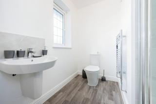 Spacious Luton Home Sleeps 8 Free Secure Parking - 1