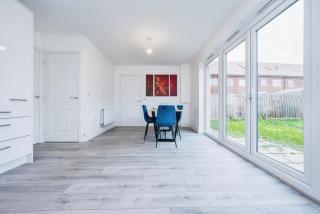 Spacious Luton Home Sleeps 8 - 5