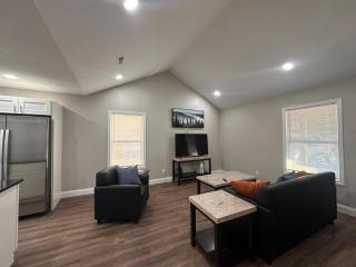 Bright and Cozy 4BR Home Away from Home - Jefferson City - 9