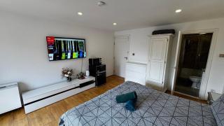 En-suite room with a superking size bed and balcony - 5