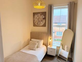 Modern 4 bedroom property 8 beds wifi smart tv games room pool table - 4