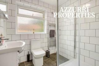 Cozy Three-Bedroom Property at Grantham Road By Azzurri Properties Short Lets & Serviced Accommodation with Free Parking Spaces - 7