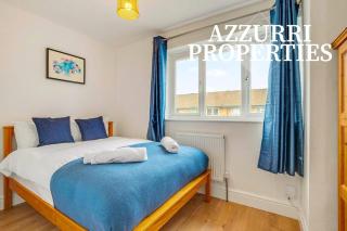 Cozy Three-Bedroom Property at Grantham Road By Azzurri Properties Short Lets & Serviced Accommodation with Free Parking Spaces - 5