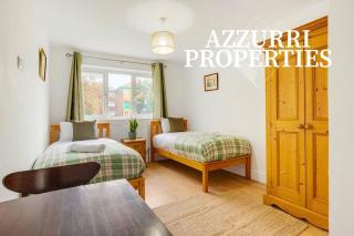 Cozy Three-Bedroom Property at Grantham Road By Azzurri Properties Short Lets & Serviced Accommodation with Free Parking Spaces - 2