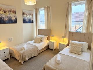 Modern 4 bedroom property 8 beds wifi smart tv games room pool table - 1