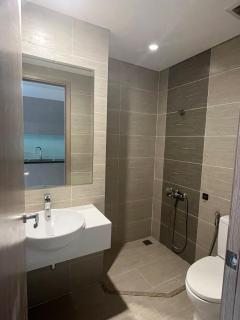 Bright & Modern Minimalist Studio - 2