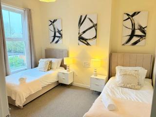 Modern 4 bedroom property 8 beds wifi smart tv games room pool table - 2