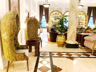 Taj 2 bed Suite - deluxe with lounge, kitchen & stunning Table Mtn views near top floor - 5