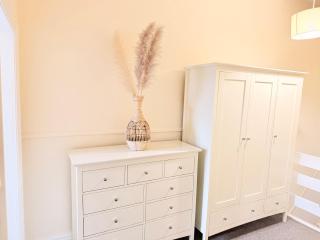 Modern 4 bedroom property 8 beds wifi smart tv games room pool table - 3