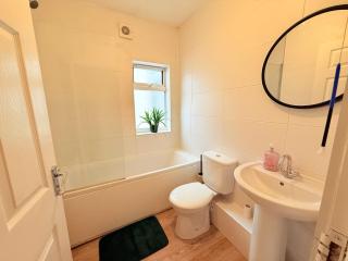 Modern 4 bedroom property 8 beds wifi smart tv games room pool table - 6