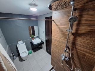 Three Bedroom The Radiance Manila Bay View with Pool and Free Parking - 9