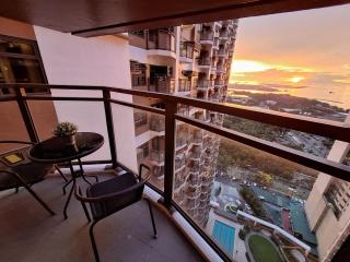 Three Bedroom The Radiance Manila Bay View with Pool and Free Parking - 7