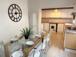 Modern 4 bedroom property 8 beds wifi smart tv games room pool table - 7