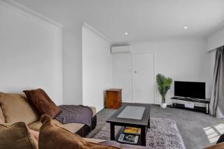 Fresh and inviting home in quiet setting, Hamilton - 2