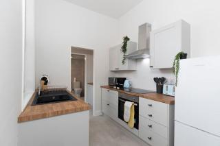 Spacious 3BR • WiFi • Parking • Contractor Stay - 6