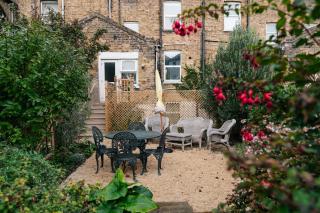 Vintage townhouse, wood burner, leafy garden, close to the beach - 9