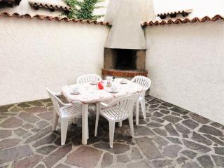 Apartment in a villa with garden - 8