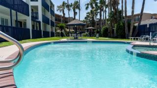 Comfy Updated Beachside Getaway - 9