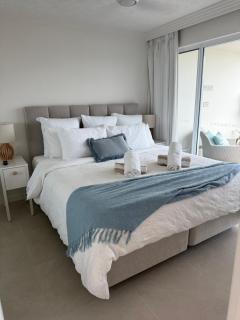 Ocean View Retreat Azure Beachfront Bliss - 5