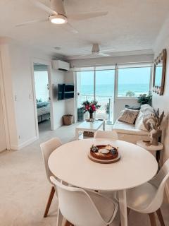 Ocean View Retreat Azure Beachfront Bliss - 4