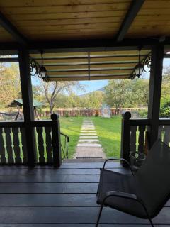 Котедж Шум Черемоша на березі річки - 4