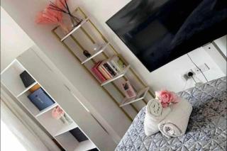 1 Bed Apartment Sleeps 2 - Free Parking - 1