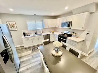 Cozy Chic 4BD 2BA Home in St Charles - 9