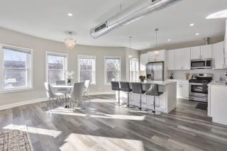 Amazing Location Cozy Chic Penthouse - 5