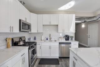 Amazing Location Cozy Chic Penthouse - 3