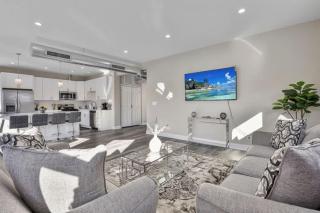 Amazing Location Cozy Chic Penthouse - 2