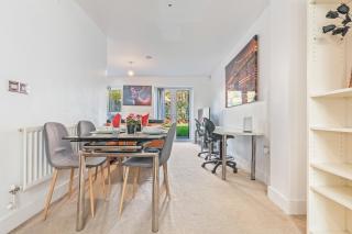 City centre 3 Bedroom 3 Bathroom house with free parking - 3