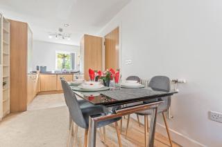 City centre 3 Bedroom 3 Bathroom house with free parking - 2