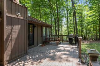 Updated Family Cabin w FirePit Loft Deck Grill & More - 9